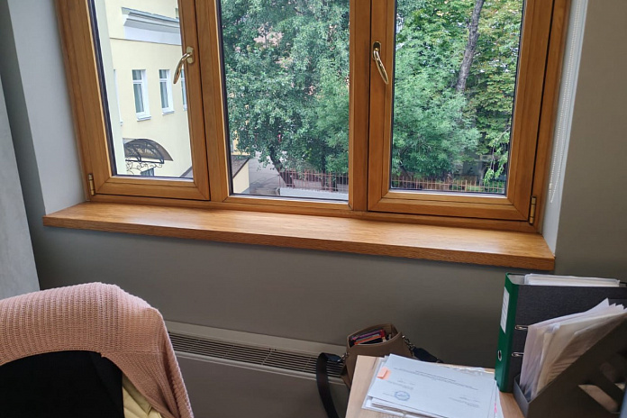 Офисные подоконники из дуба в оттенке вишня (2). Работы компании РСК Интерьер.