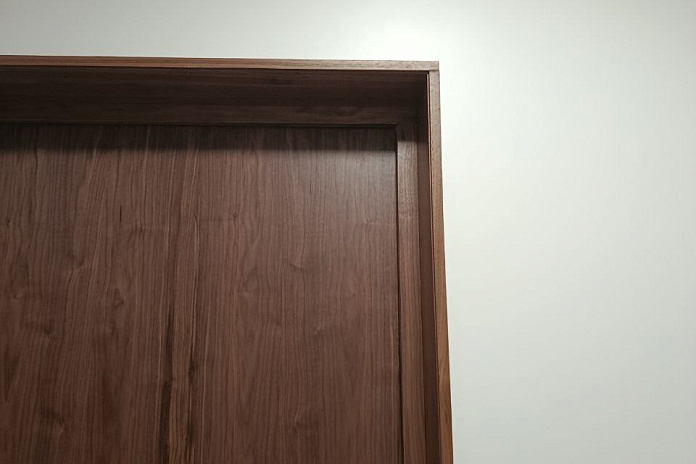 Откосы и панель из ореха для двери (4). Работы компании РСК Интерьер.