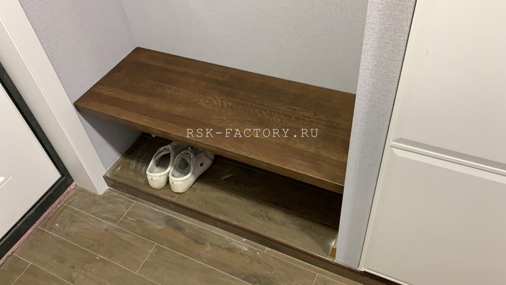 Полки из цельноламельного дуба в прихожую (2). Работы компании РСК Интерьер.