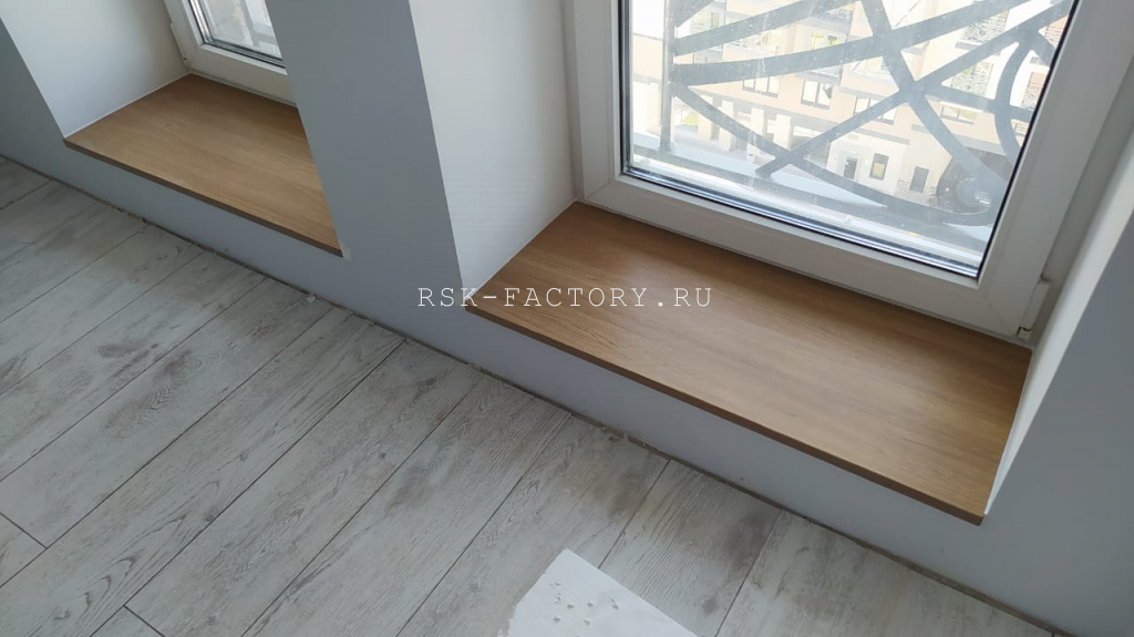 Подоконники из дуба цельноламельного теплого серого цвета (1). Работы компании РСК Интерьер.