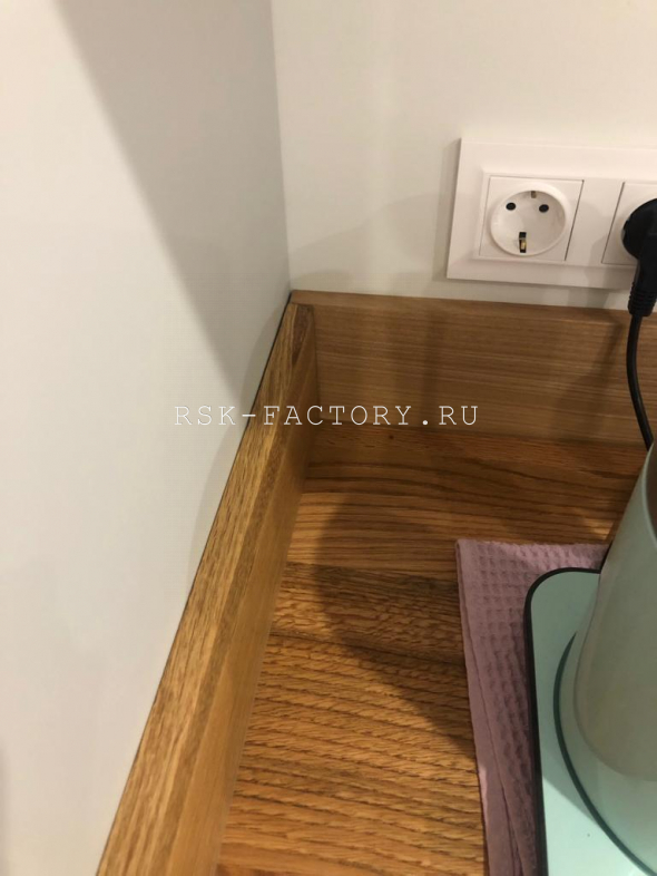 Кухонная столешница из дуба с высоким плинтусом (2). Работы компании РСК Интерьер.