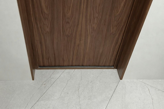 Откосы и панель из ореха для двери (2). Работы компании РСК Интерьер.