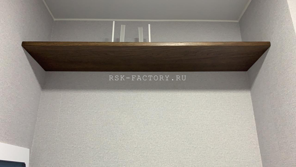 Полки из цельноламельного дуба в прихожую (1). Работы компании РСК Интерьер.