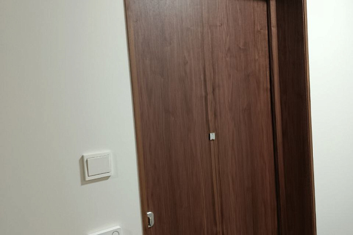 Откосы и панель из ореха для двери (5). Работы компании РСК Интерьер.