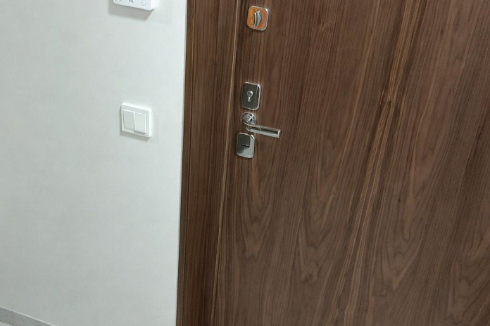 Откосы и панель из ореха для двери (6). Работы компании РСК Интерьер.