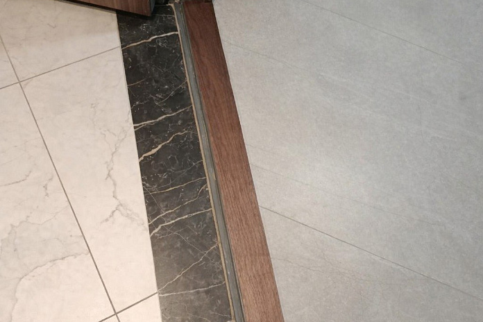 Откосы и панель из ореха для двери (9). Работы компании РСК Интерьер.