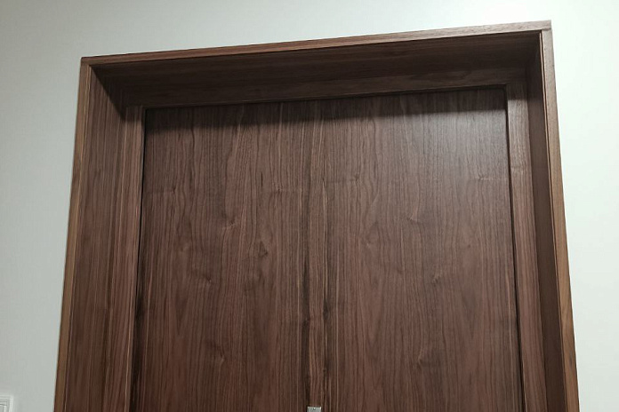 Откосы и панель из ореха для двери (3). Работы компании РСК Интерьер.