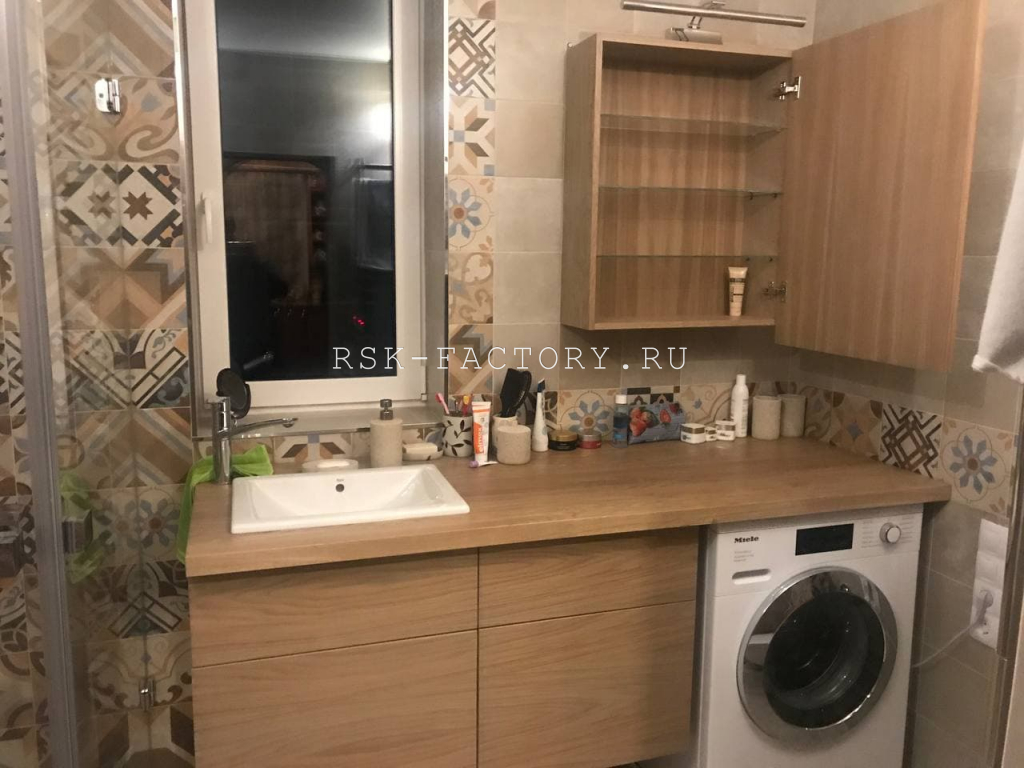 Подвесной шкаф из дуба и тумба в ванную (3). Работы компании РСК Интерьер.